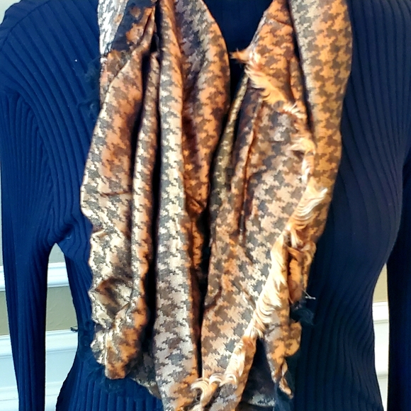 Beautiful Gold & Brown Houndstooth Silk Scarf - Picture 2 of 7